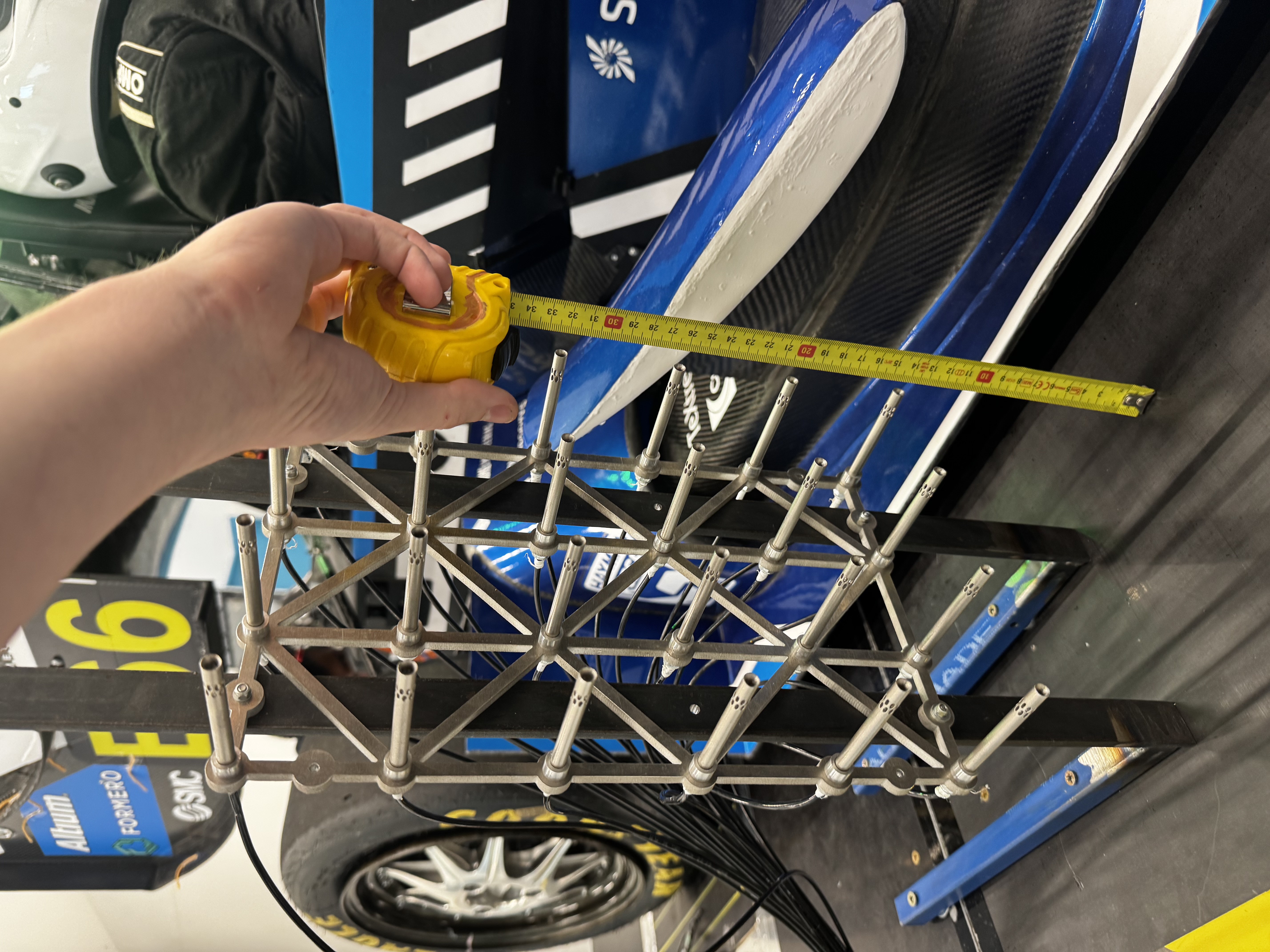 Measuring Rake behind the Side Diffuser in the Wind Tunnel
